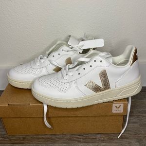 Veja V-10 Brand New Never Worn